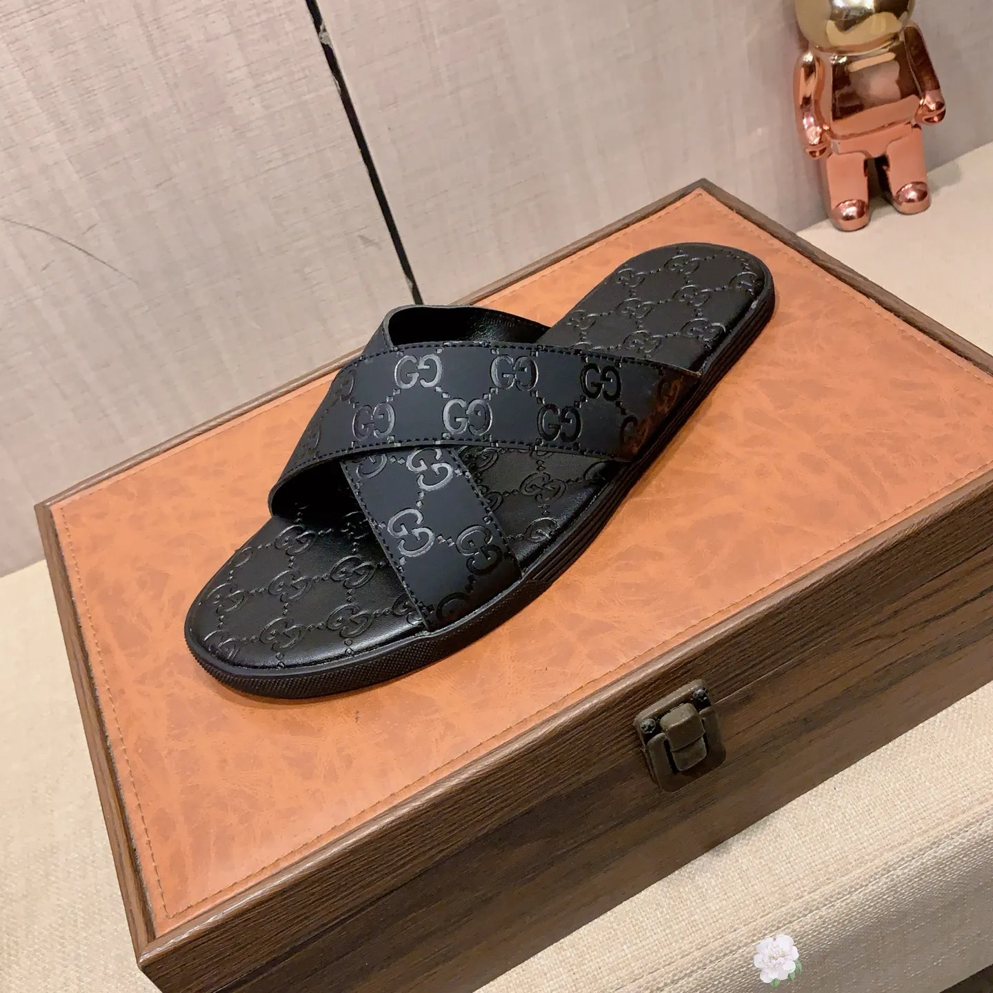 Slippers: New model: Factory price: 260💰💰🎩🎩🔥🔥《 Gucci* 》Series of slippers top purchasing agent🔍🔍Sold at the same time for men, original Italian imported webbing made of selected cowhide, exquisite workmanship,), sole: (super comfortable) original factory special sole, ⚠️exclusive double-layer movable molded sole super comfortable⚠️, real shot🎬the real thing is more beautiful🔍🔍266 regular code 38-44, can be ordered 45.